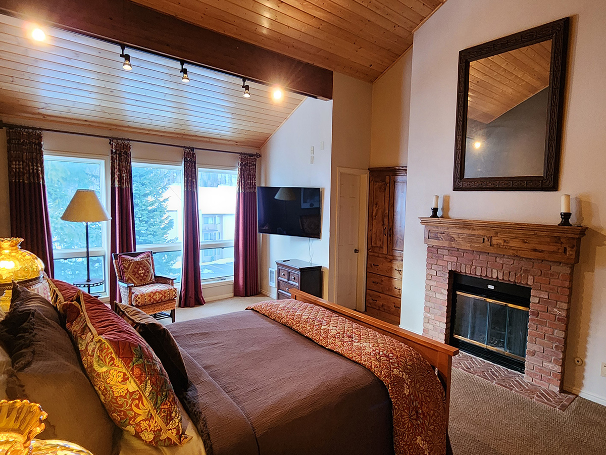 TV & Fireplace